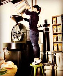 Befüllung der Kaffee-Röstmaschine