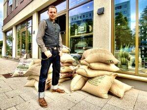 Lieferung von Kaffeesäcken vor dem Barista-Kaffeestudio in Chemnitz